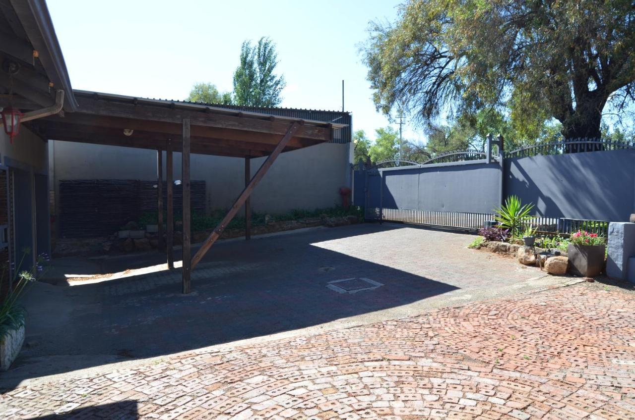 A & R Guesthouse Bloemfontein Exterior photo